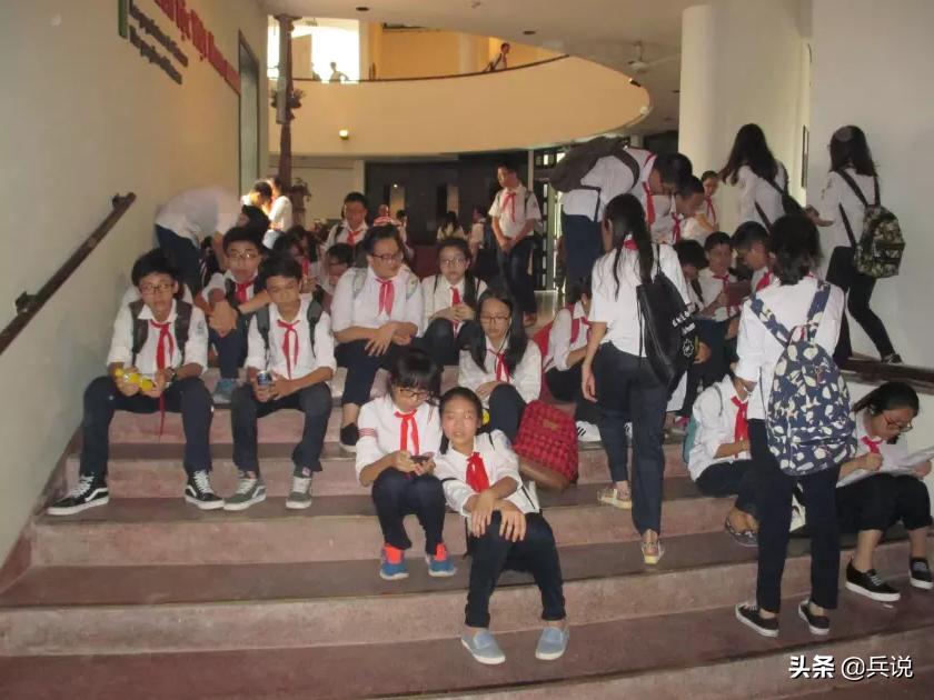 越南老兵重回当年战斗过的洞穴 (越南老兵回忆丛林战争)