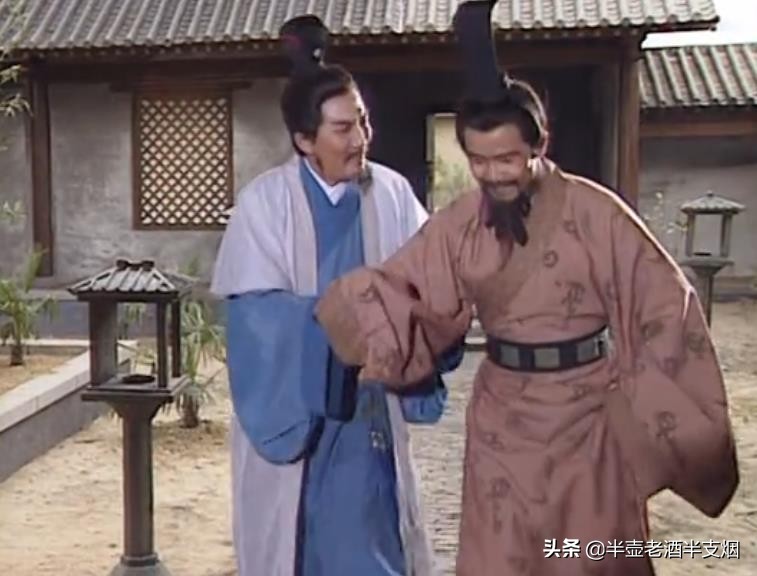 诸葛亮跟刘备谈论关羽,刘备和诸葛亮会怎么对待关羽