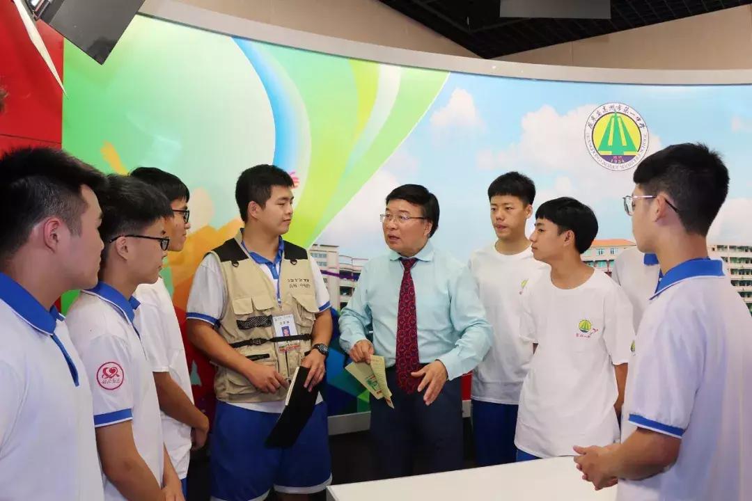 携十万好礼祝高州一中全体教师生日快乐