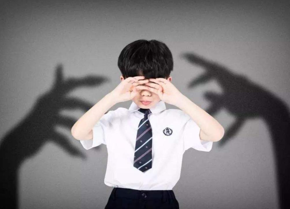 孩子被欺负时却不敢还手，如此怂娃，父母要承担很大责任