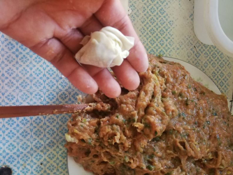 做馄饨的虾仁要不要加生粉,小馄饨的馅儿怎么调才嫩