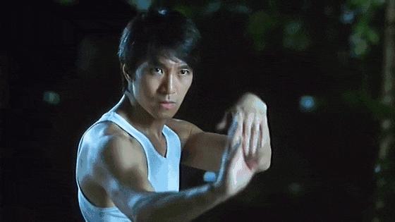 周星驰56岁到19岁的变化,55岁周星驰满头白发依旧单身