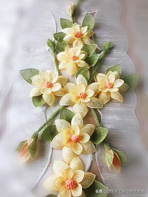 只是用针穿上了线不断绕圈打结,做出来的仿真花竟然比钩的还好看