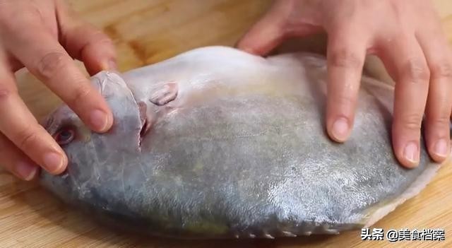 清蒸鲳鱼怎么做法比较好吃,清蒸五彩鲳鱼的做法和步骤