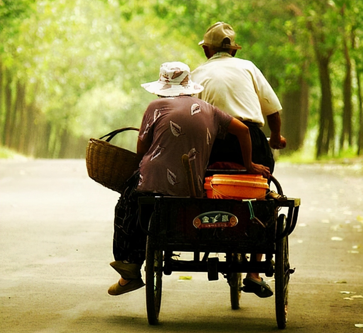 91岁爷爷给奶奶买玫瑰花,91岁爷爷买玫瑰花给90岁奶奶庆生