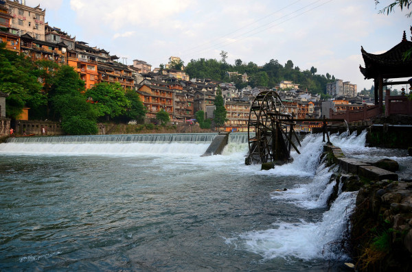 张家界离凤凰古城多远,张家界凤凰古城和湘西凤凰古城