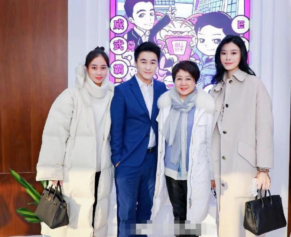 赌王四太跟孩子采访,澳门赌王四姨太梁安琪丝巾