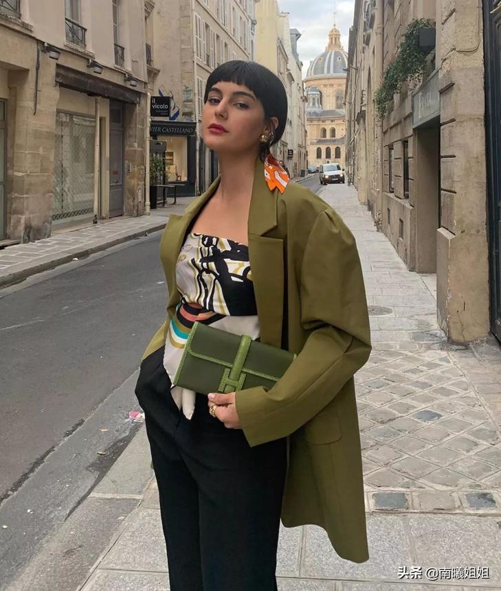 小黑西装怎样搭配好看,五十岁女人穿小黑西装怎样搭配