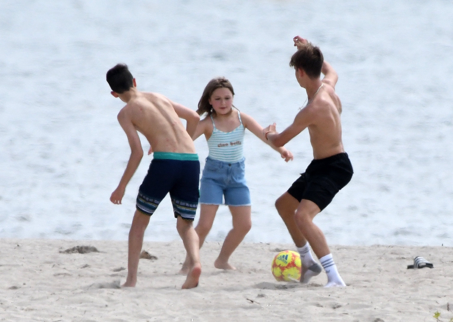 小七是大姑娘了!沙滩踢足球一人对阵两个哥哥,女汉子太有小贝范