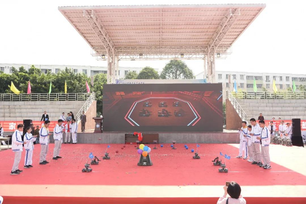 机器人在技能大赛上尬舞,世界机器人舞冠军挑战赛