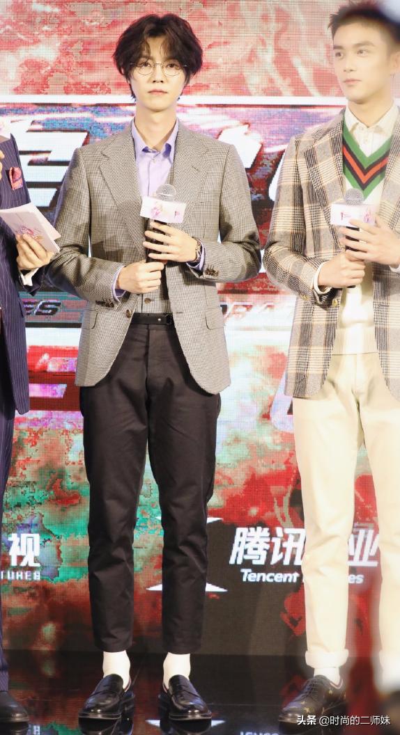 鹿晗这身贵公子打扮不得不夸！中分小卷+眼镜杀，帅起来真要命