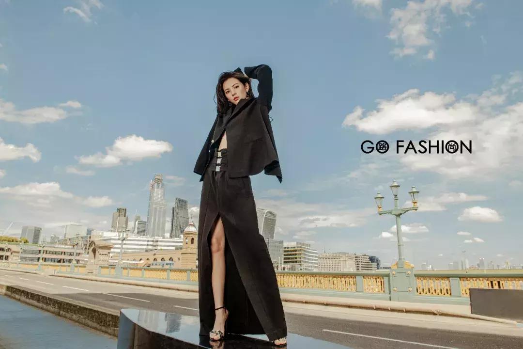 张予曦戴金丝框眼镜,张予曦银色服装