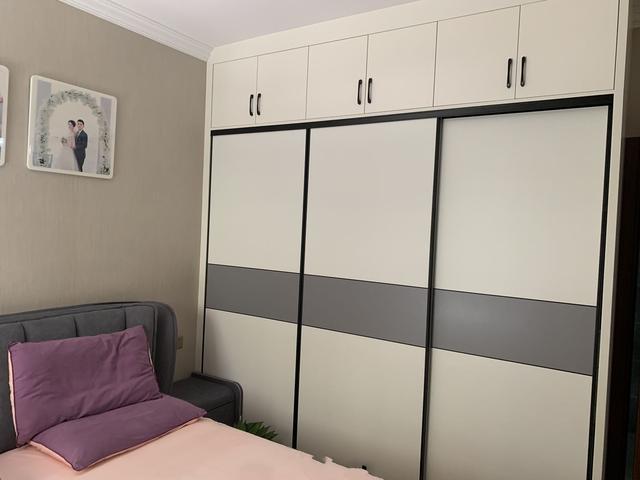 朋友来我家看看装修风格说说,精装房背景墙太丑了怎么办