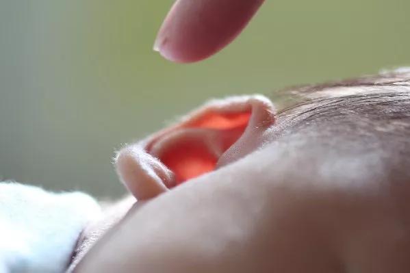 一男子掏耳朵掏出血,长期掏耳朵导致患癌