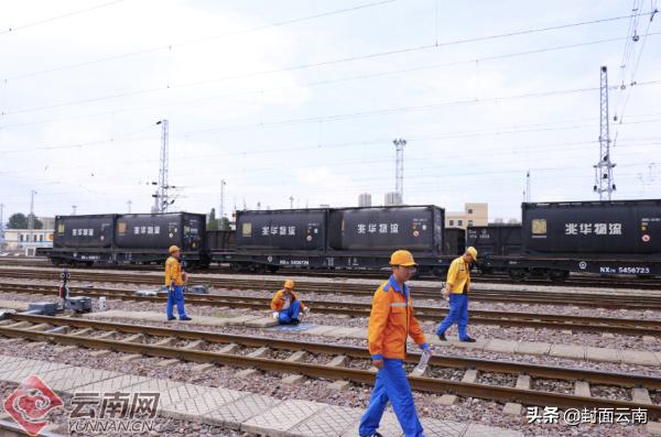 列车检车员叶红武在岗42年，每天12小时，安全检车43万8千余辆