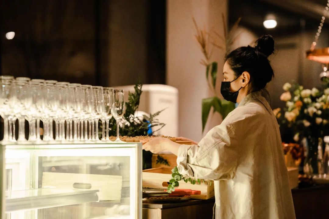 京城首家！探秘最热门“一尺花园”咖啡馆，西山脚*体下**会海派腔调