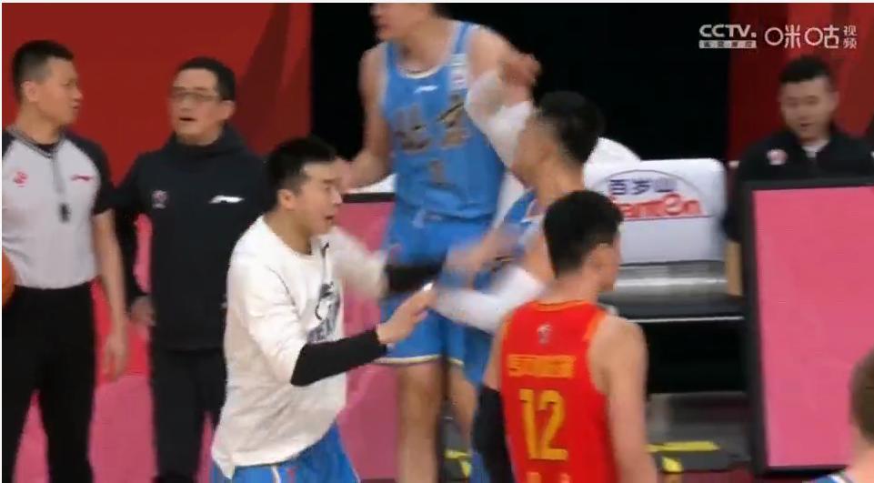 北京队不满判罚离场球员视角,北京首钢不满裁判罚退赛结局