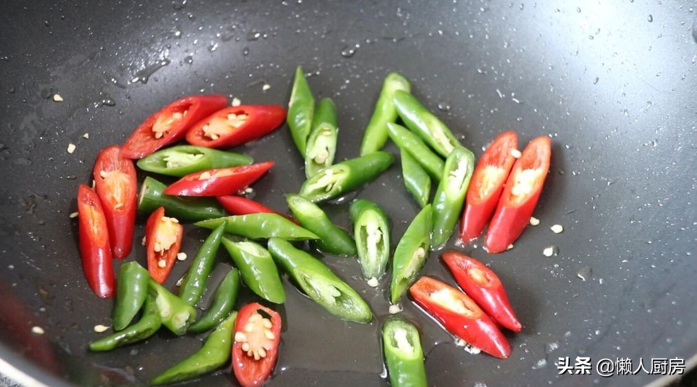 烤肠的最正宗制作过程视频,自制黑椒烤肠的做法