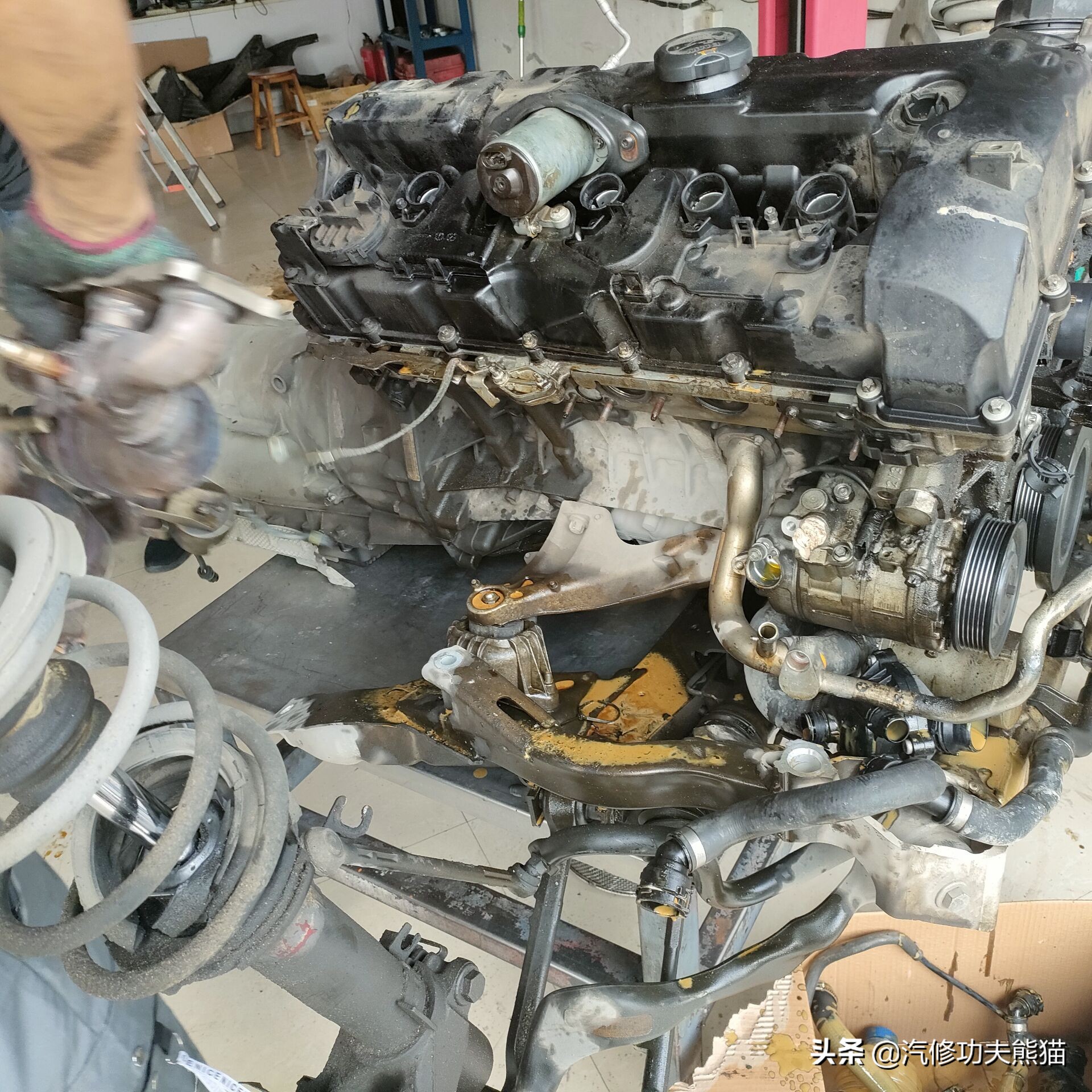 宝马e90325i2007款,宝马e90漏机油通病