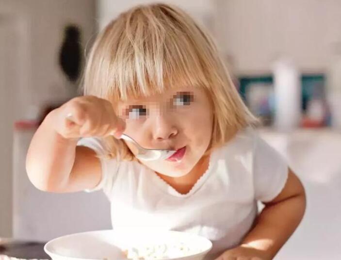 孩子被鱼刺卡住了在家如何解决,小孩被鱼刺卡不配合怎么办