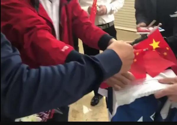 武磊有颗爱国心！他发誓为中国足球贡献力量，曾拒绝在*旗国**上签名