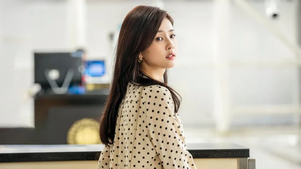 白鹿热剧《一生一世》：时宜的穿戴暗含哪些隐藏线索？