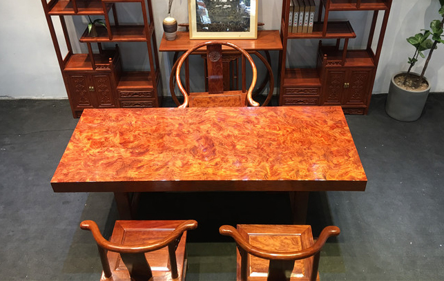 暗访东莞天价大板生产基地,原料全是称斤烂木头,富豪还排队来买