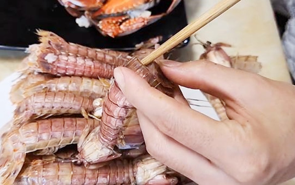 老渔民：吃皮皮虾时，找到这个“拉链”，一拉就脱壳，5秒剥一个