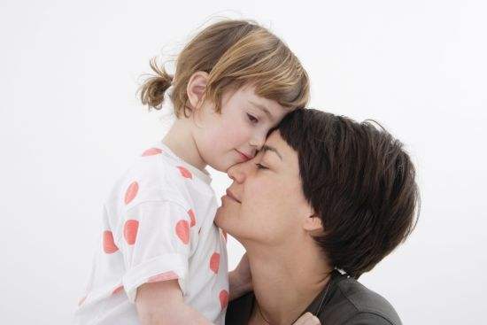 一岁多的宝宝总是爱粘人,一岁半宝宝性格内向如何引导