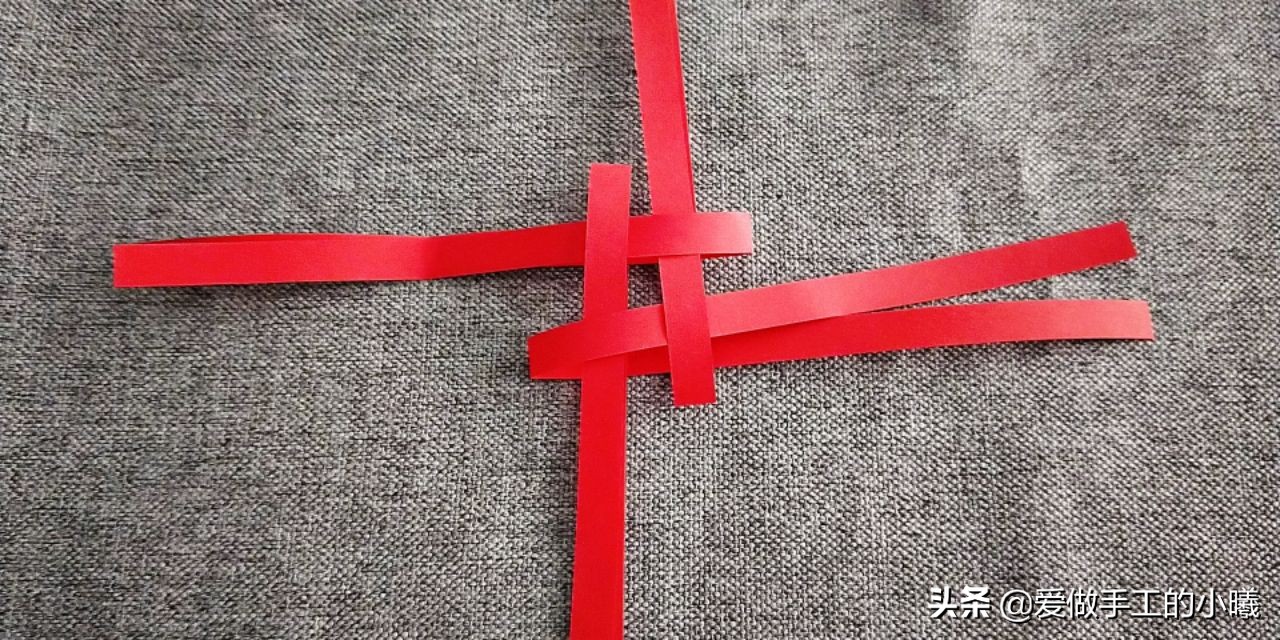 用折星星的纸条做灯笼,用纸条折红红的小灯笼