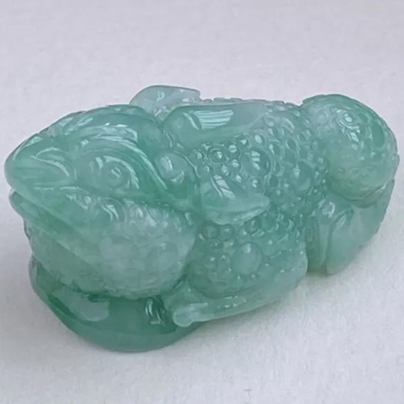 翡翠金蟾寓意,翡翠金蟾的寓意和象征