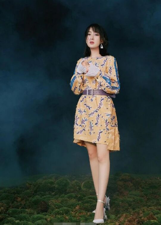 38岁马苏戴口罩现身，穿皮草配紧身裤可爱减龄，只是帽子有点显老