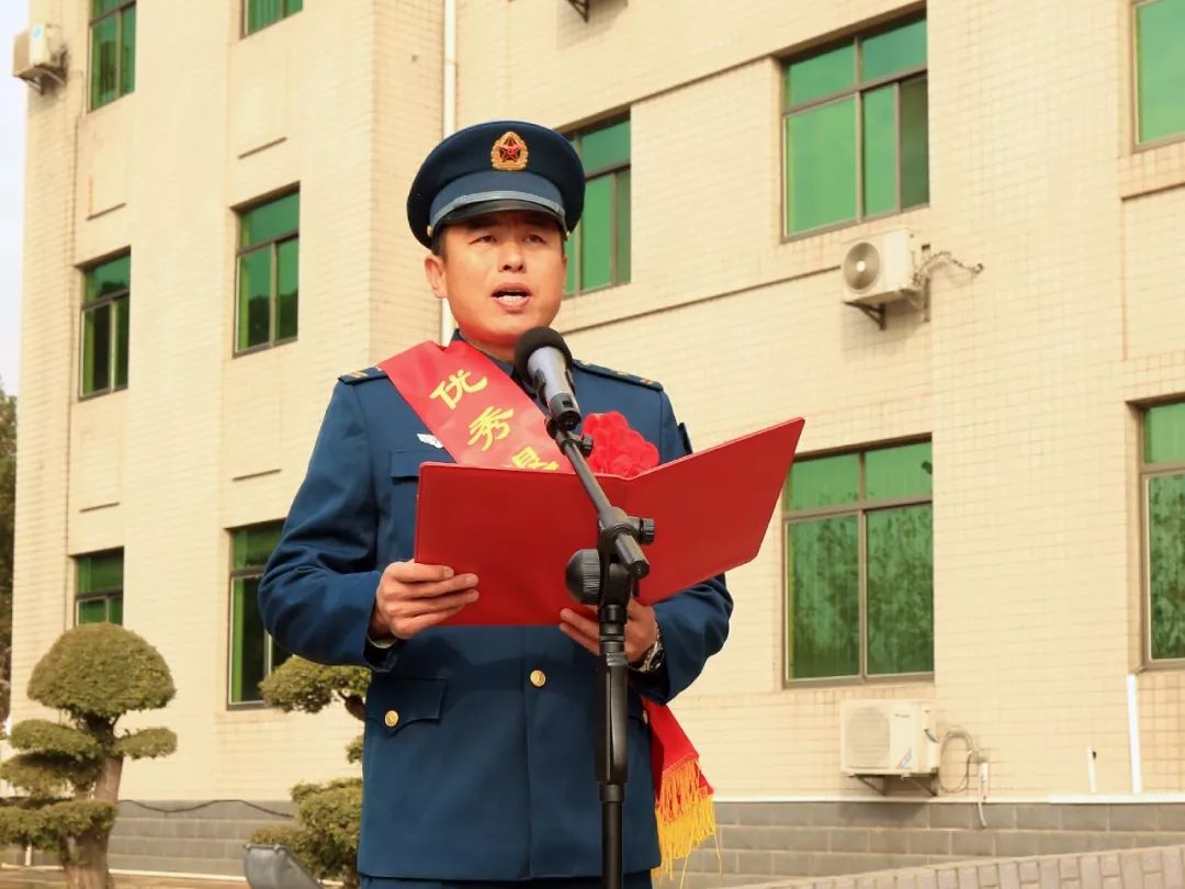 “你今年都走的人了，那么拼干嘛？”这名老兵给出了答案！