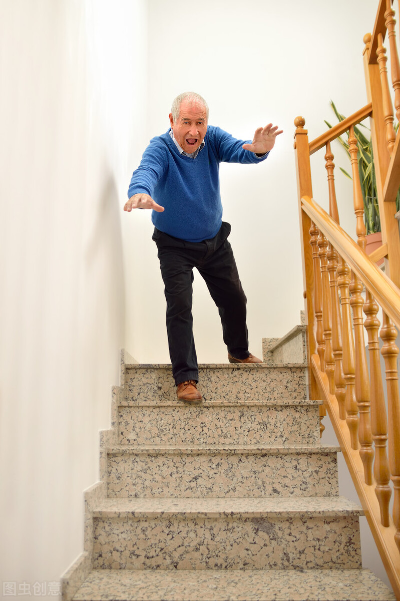 老年人跌倒紧急处理方法,老年人突然跌倒怎么回事