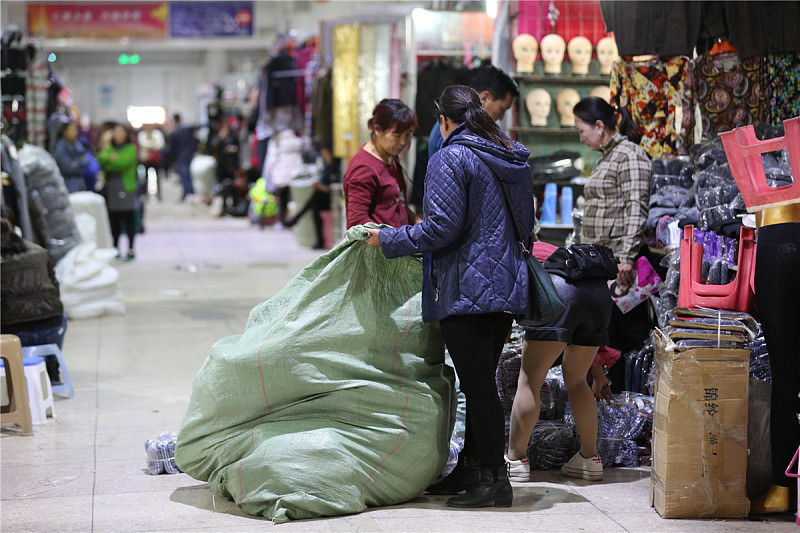 蒙古国卡车到中国排队拉货,蒙古国倒爷