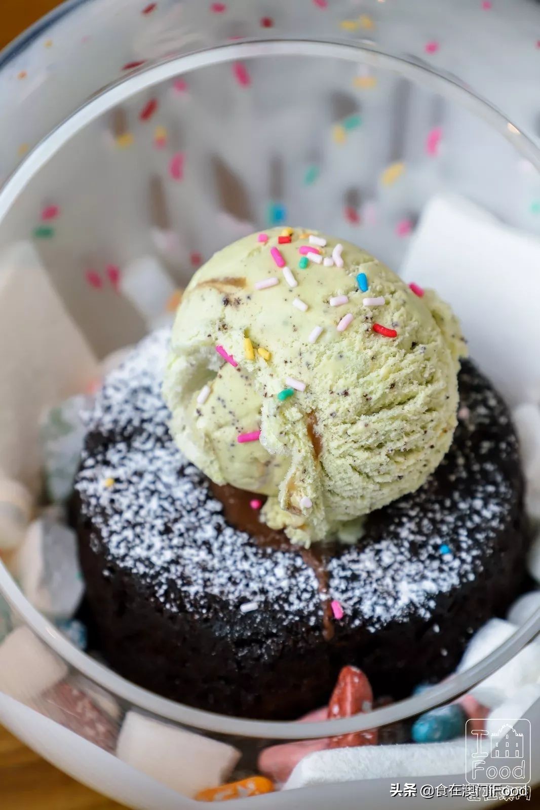 澳门探店|新马路有一家人气斜坡西餐厅!菠萝BB猪必吃