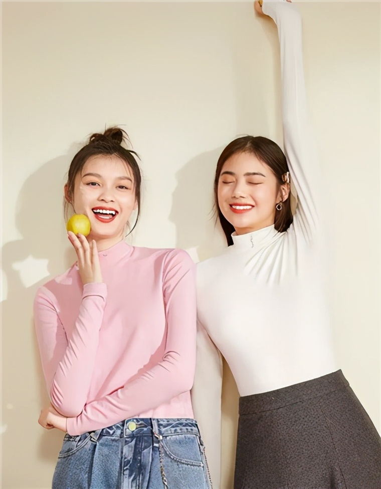 浅灰色打底衫秋冬高级感,燕麦色针织打底衫