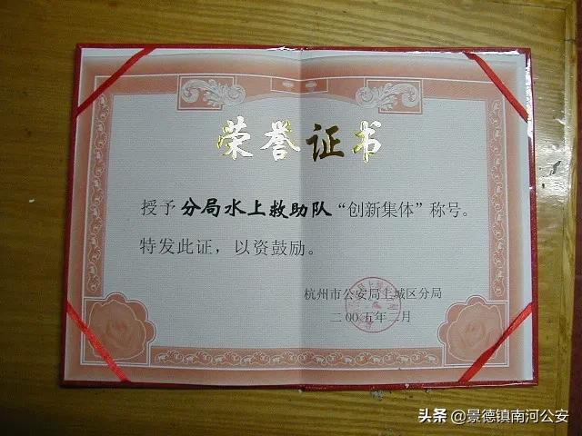 警察下水道寻找尸体,在水下找到尸体