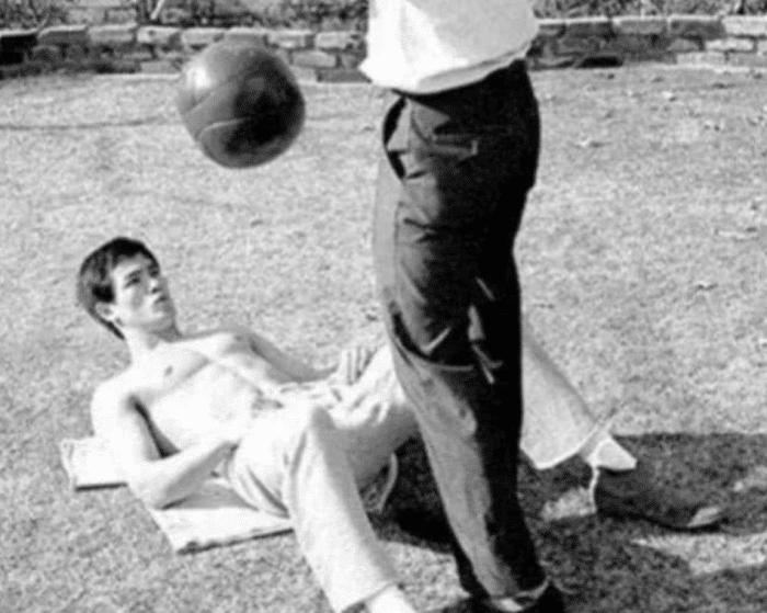 李小龙的日常变态训练,李小龙的训练方式在现实中有多强