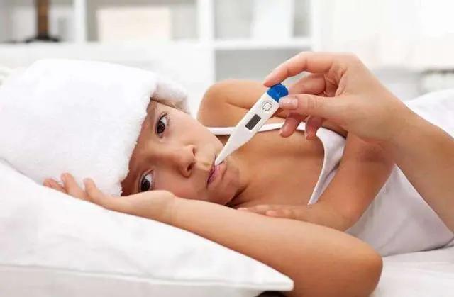 高烧花光积蓄父亲把孩子扔到医院,儿子发烧父亲扔到路边