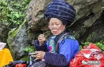 嘎嘎离世已三十多年，先进与落后，愚昧与文明，在大山里碰出火花