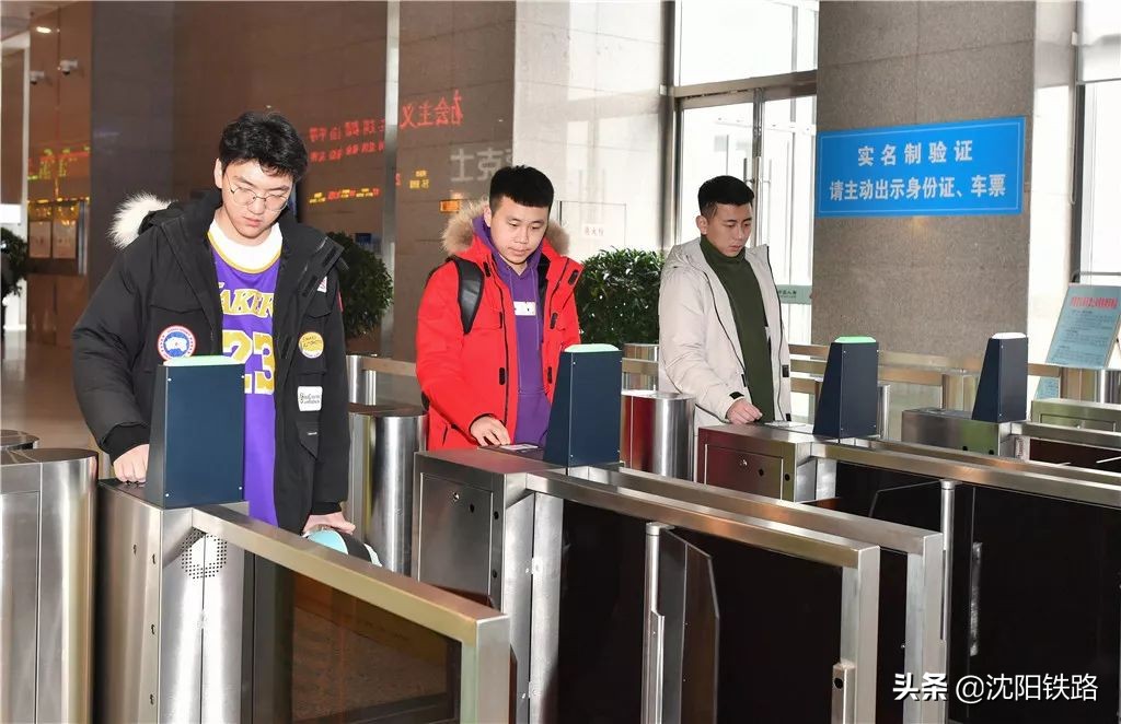 实行电子客票首日旅客为便捷点赞