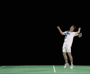 羽毛球反手高远球握拍和发力技巧,羽毛球高远球的打法和技巧