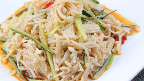 怎么做金针菇才又辣又红,金针菇怎么做才能让它鲜嫩