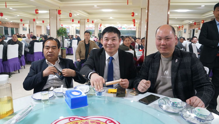 雷帝国际彩砂施工视频,雷帝国际瓷砖辅料