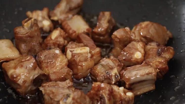 红烧排骨这样做才好吃肉质软烂,家常红烧排骨最正宗做法你会做吗