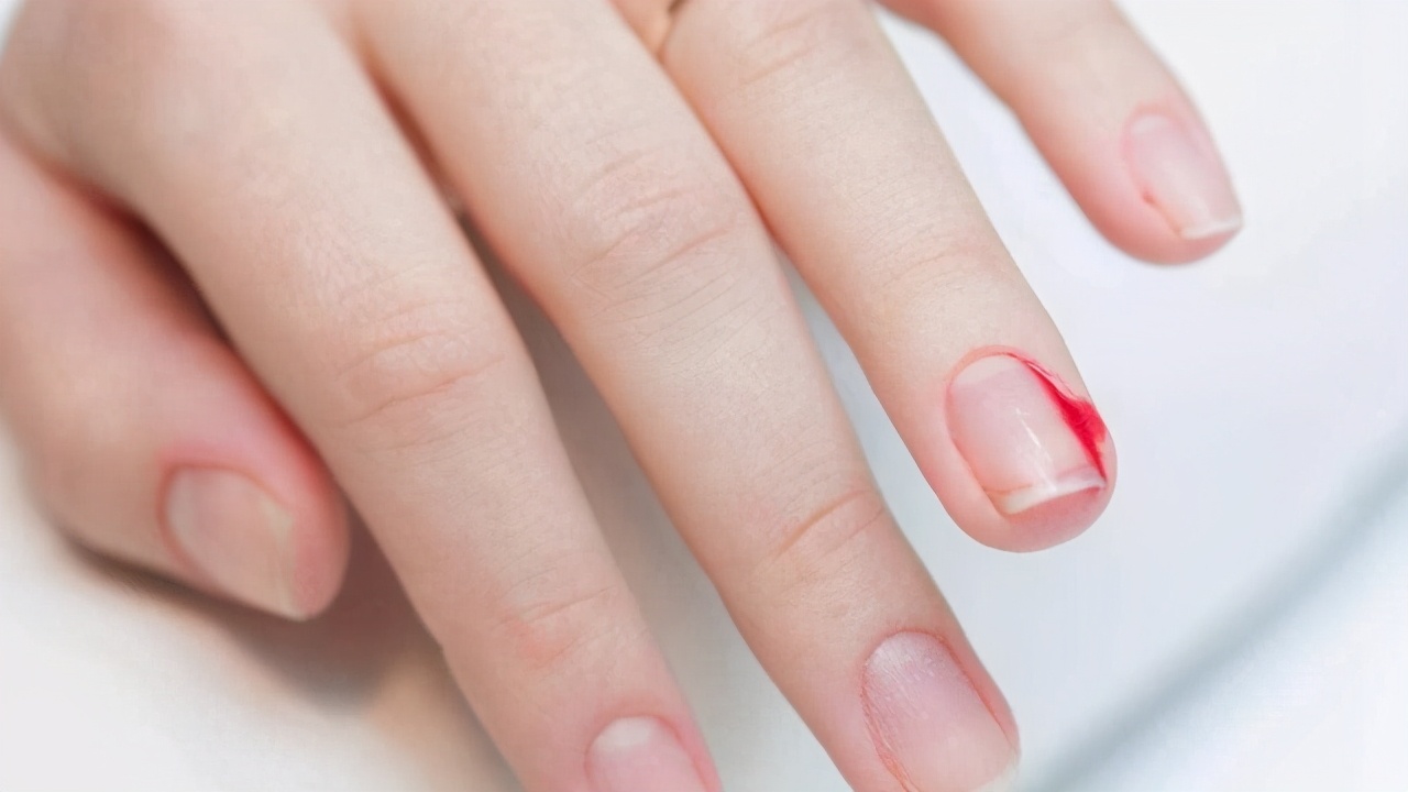 惬意“看书看报”的死海，为什么无人游泳？导游：作死就试试