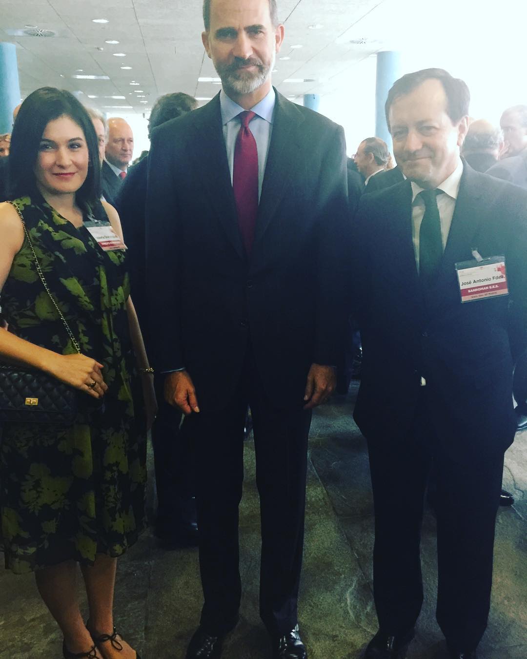 莱后的衣橱：这是度假必穿的品牌，CEO没好好演戏回家继承财产了