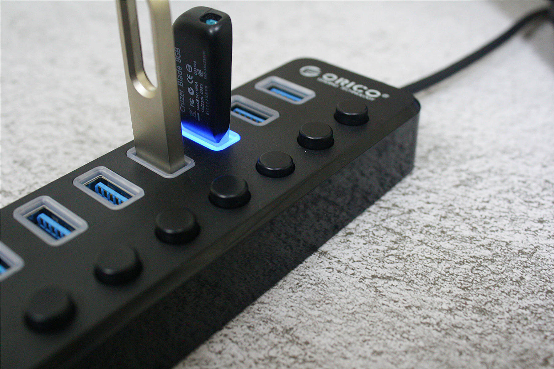 烧了2个HUB和1个光驱后我选择了分控集线器