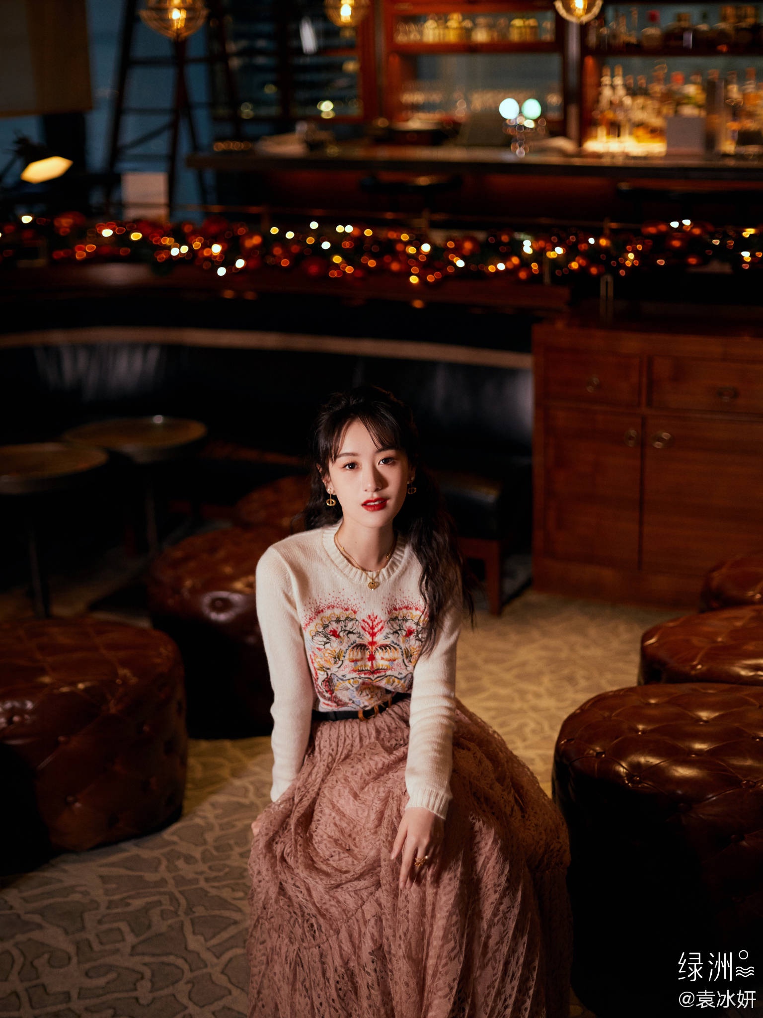 袁冰妍红色一字裙造型图片,袁冰妍粉色吊带中长款花色旗袍裙